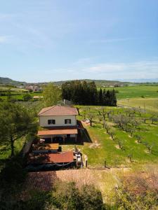 una vista aérea de una granja con un edificio en L'Oasi della Fonte, en Albanella