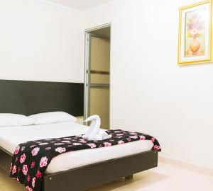 Un dormitorio con una cama con un cisne disecado. en HOTEL FUENTE DE ORO, en Amalfi