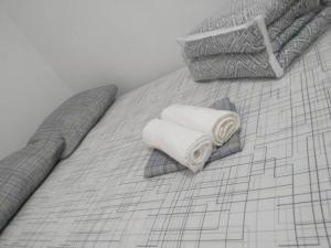 rysunek łóżka z ręcznikami w obiekcie Apartamento Relaxante próximo ao aeroporto w mieście São José dos Pinhais