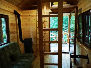 Cette chambre offre une vue sur l'intérieur d'une cabane en rondins avec un escalier. dans l'établissement Bakasana, à Ruciane-Nida