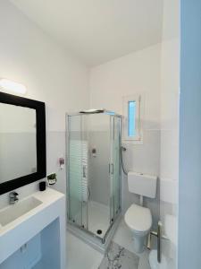 W łazience znajduje się prysznic, toaleta i umywalka. w obiekcie Olive Grove Poolside Apartments w mieście Benitses