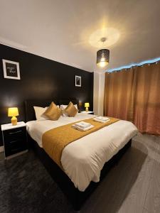 a bedroom with a large bed with two lamps at Relocators - Parking - Central in Birmingham