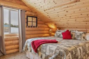 Postel nebo postele na pokoji v ubytování Boondockers by KABINO Hot Tub Pool Table SportsTV Fiber Optic WiFi + 48 fotografií