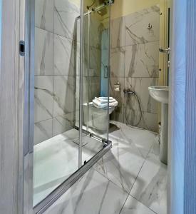 eine Glasdusche im Bad mit Waschbecken in der Unterkunft Gli Alloggi De Il Piccolo Borgo in Castel Maggiore