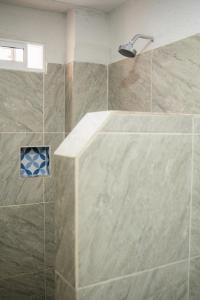 een badkamer met een douche en een bad bij Hotel ADAZ Mediterráneo in Santa Marta