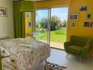 Postel nebo postele na pokoji v ubytování La Maison Bleue-Sciotot-Les Pieux