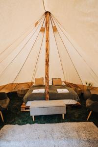 ein Schlafzimmer mit einem Bett in einem Zelt in der Unterkunft Golden Circle Tents - Glamping Experience in Selfoss