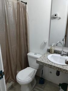 a bathroom with a toilet and a sink at Habitación en Cartagena in Cartagena de Indias