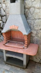 a brick oven sitting on top of a bench at Villa Teodora in Donja Vrućica