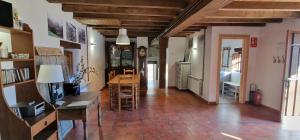 Casa Rural Angostina : غرفة معيشة مع طاولة وغرفة طعام