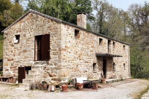 Casa Rural Angostina : مبنى حجري امامه طاولة نزهة