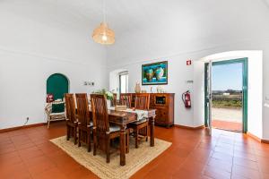 una sala da pranzo con tavolo e sedie di Herdade das Castas Nobres a Redondo