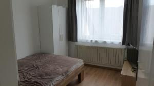 niewielka sypialnia z łóżkiem i oknem w obiekcie Blatterlhof 