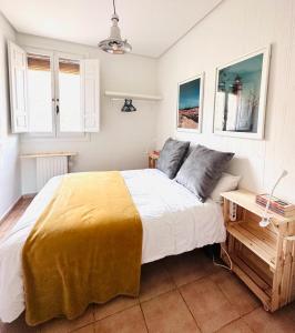 1 dormitorio con 1 cama grande y 1 mesa en Portrait Home, en Cuenca