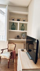 sala de estar con mesa y silla en Portrait Home, en Cuenca