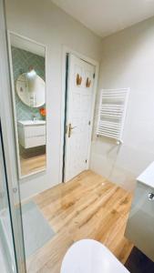 Habitación con baño con aseo y lavabo. en Portrait Home, en Cuenca