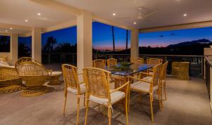 uma sala de jantar com mesa e cadeiras em 5 bed-villa with golf court view em Marbella