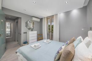 A bed or beds in a room at Renovated Penthouse with Walking Distance to Marina