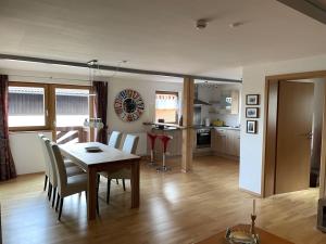 a kitchen and dining room with a table and chairs at Ferienwohnung Meridiana in Tuntenhausen