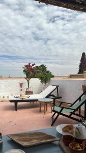 uma mesa e cadeiras sentadas em cima de uma praia em Dar Malwan em Marrakech