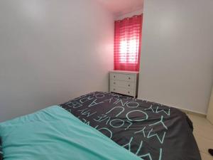 - une chambre avec un lit et une fenêtre rouge dans l'établissement Superbe appartement à côté de la plage M'diq,Tétouan, à M'diq