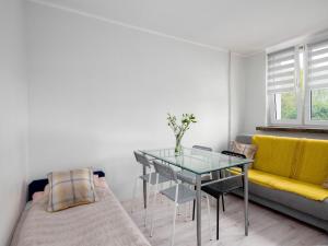 uma sala de estar com uma mesa de vidro e um sofá em Sweet Honey Mieszkanie w Płocku em Plock