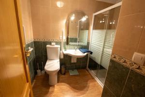 een badkamer met een toilet, een wastafel en een spiegel bij Casa La Marina spacious apartment 100m in La Marina +35 foto's