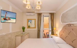 sypialnia z łóżkiem i telewizorem na ścianie w obiekcie Hotel Tahiti w Viareggio +37 zdjęć