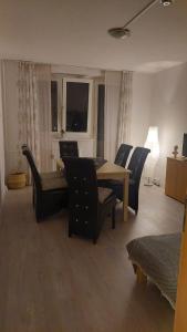 een woonkamer met een tafel en stoelen bij Monteurwohnung und Ferienwohnung TMS 18 O 