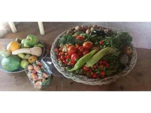 dos cestas de frutas y hortalizas sobre una mesa en Akros Oreon Lapatho studio, en Káto Sími