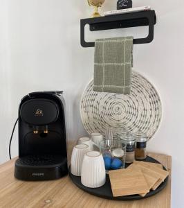 een zwarte espressomachine op een houten tafel bij Studio dans lotissement calme, proche du centre in Vannes