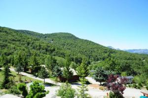 widok na góry z drzewami i domami w obiekcie La Palatriere w mieście Le Sauze-du-lac