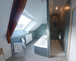 La salle de bains est pourvue d'un lavabo et d'une fenêtre. dans l'établissement La Cigogne, moderne, spacieux et bien placé, à Thury-Harcourt