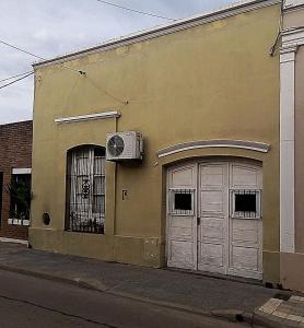 ein Gebäude mit zwei Garagentüren und einem Ventilator in der Unterkunft Colonial in San Antonio de Areco