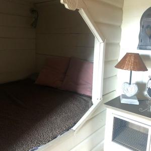 een kleine kamer met een bed in een huis bij Stabbur Steinbekken, back to basic primitive overnight in Eidsvoll