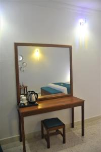 espejo en una mesa en una habitación en Blue Palm Zanzibar, en Bwejuu