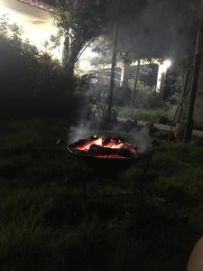 ein Grill im Hof nachts in der Unterkunft Recanto do Ipês in Garanhuns