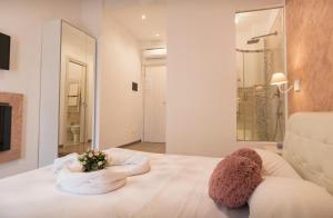 1 dormitorio con 1 cama con toallas y chimenea en Your Vatican Suite, en Roma 201 fotos más