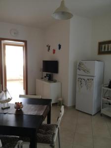 A kitchen or kitchenette at La casa di Ieia