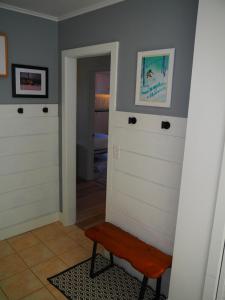 un corridoio con porta e panca in una stanza di The Bright And Breezy - Lakefront With Spa! a Frankfort
