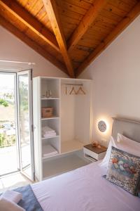 una camera con letto e soffitto in legno di Your Destination a Lixouri