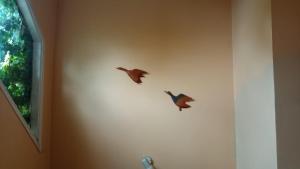 dois pássaros numa parede num quarto em Hostal tepual puerto montt em Puerto Montt