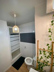 W pokoju znajduje się łazienka z białą toaletą. w obiekcie Splendide studio Moderne - Proche centre - Laverie w mieście Nîmes