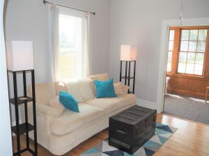 sala de estar con sofá blanco y almohadas azules en Sailor's Delight - Remodeled And Super Cute! en Manistee