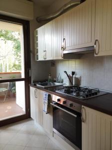 A kitchen or kitchenette at La casa di Ieia