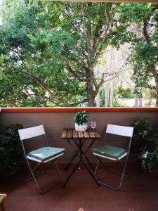 2 sillas y una mesa en el patio en La casa di Ieia, en Porto Ercole