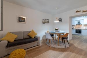 ein Wohnzimmer mit Sofa und Tisch in der Unterkunft Apartman Benzon Vranjic in Vranjic