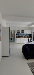 ein Wohnzimmer mit einem Kühlschrank und einer Küche in der Unterkunft Euphoria Neptun Oxygen in Neptun