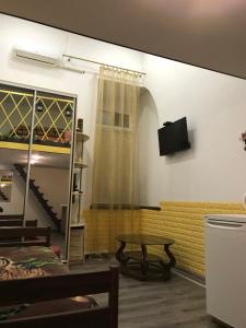 una stanza con un tavolo e una TV su una parete di Pastera apartments. a Odessa
