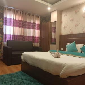 Rúm í herbergi á HOTEL PARAMI INN